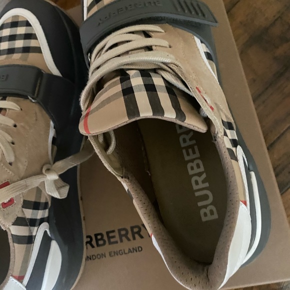 Burberry only worn 2wixe 10/10 conditions - Picture 3 of 7